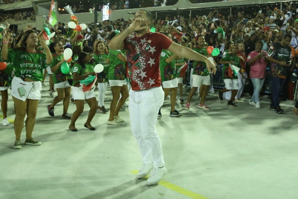 Gil do Vigor ensaia na Sapucaí de calça branca e camisa estilizada