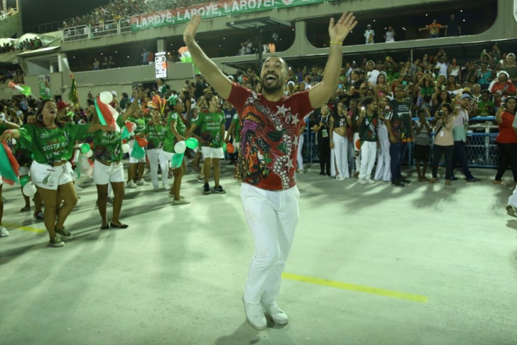 Gil do Vigor ensaia na Sapucaí de calça branca e camisa estilizada