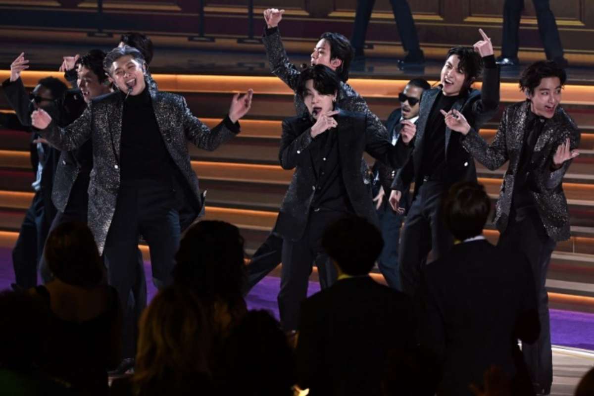 BTS se apresenta na 64 entrega do Grammy Awards