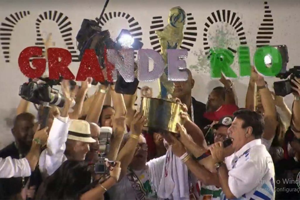 Grande Rio recebendo troféu do Carnaval do Rio de Janeiro 2022