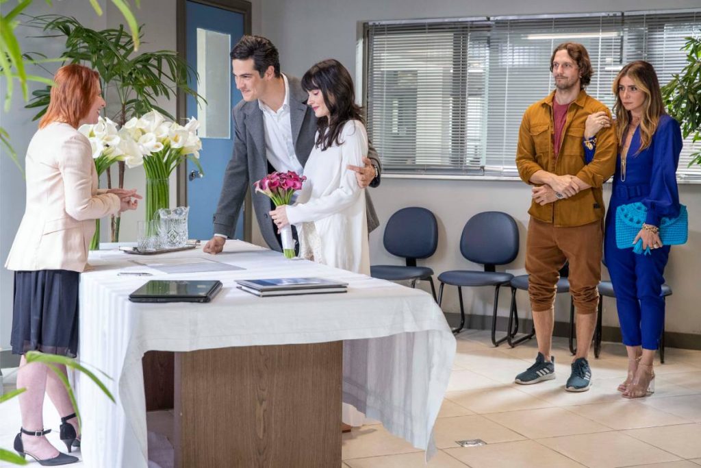 Guilherme (Mateus Solano) e Flávia (Valentina Herszage) se casando com Neném (Vladimir Brichta) e Paula (Giovanna Antonelli) de testemunhas em Quanto Mais Vida, Melhor!