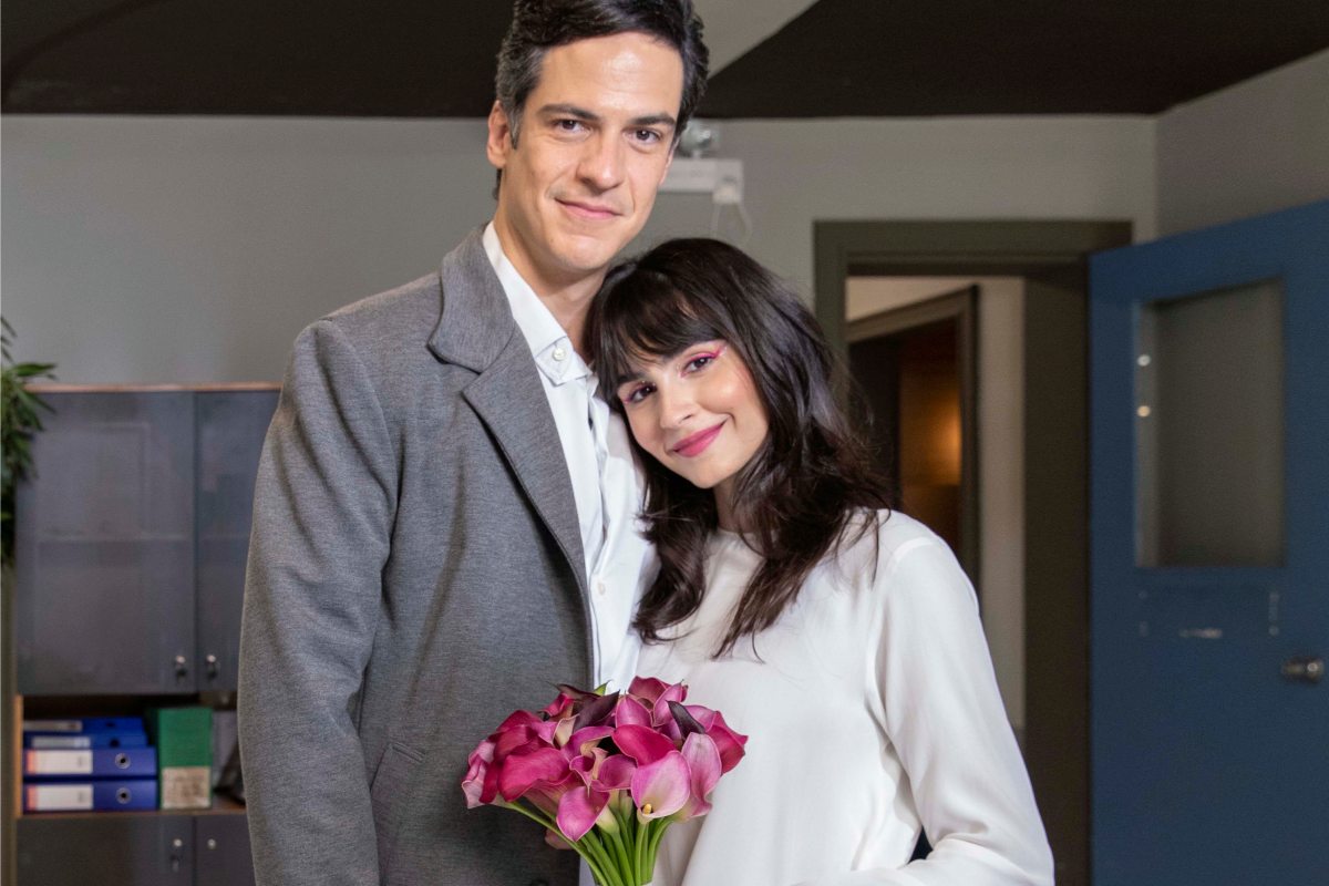 Guilherme (Mateus Solano) e Flávia (Valentina Herszage) se casando em Quanto Mais Vida, Melhor!