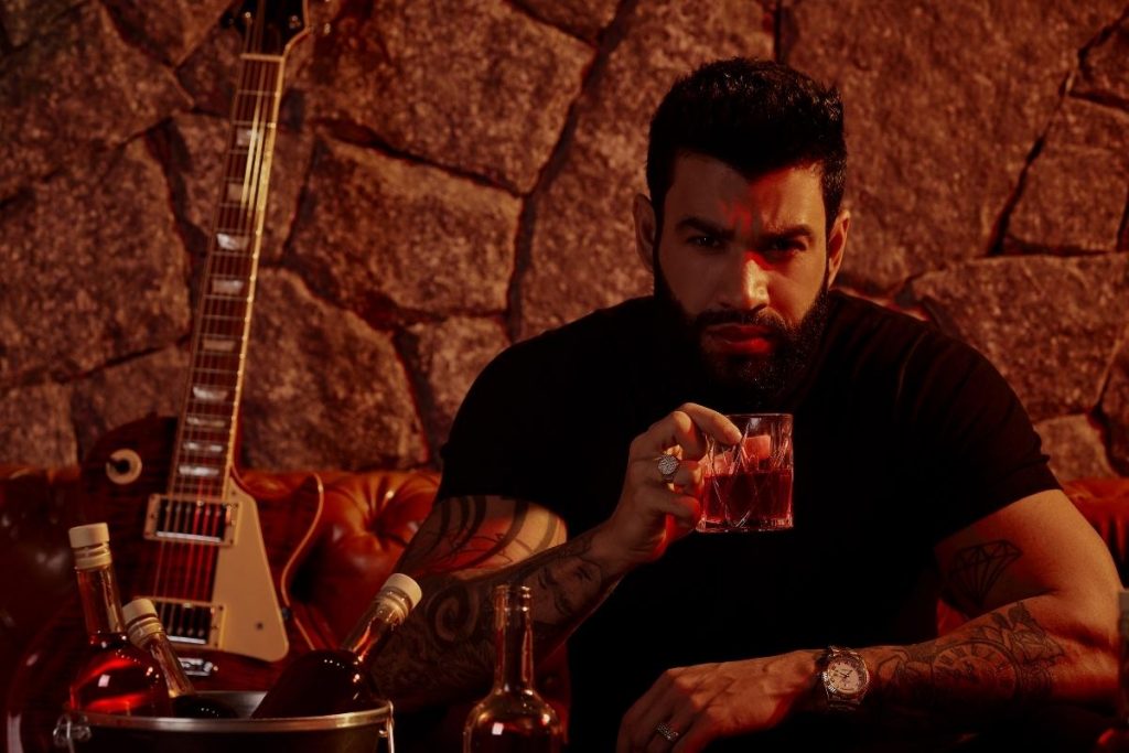 Gusttavo Lima em foto para lançamento de destilado 'Vermelhão'