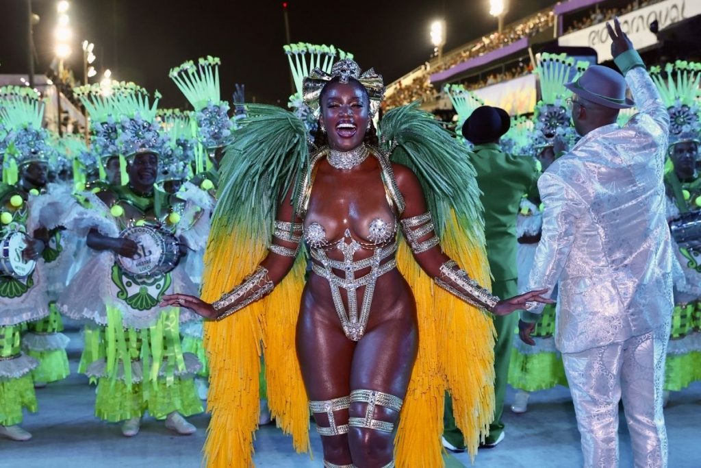 Iza arrasou na fantasia para desfilar no Carnaval