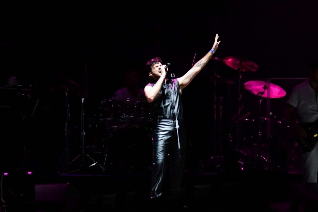 Jão aposta em look all-black para show no Allianz Parque