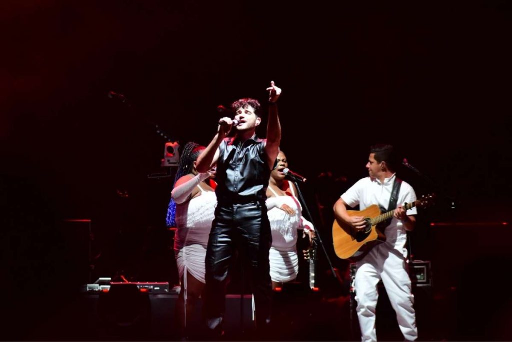 Jão empolga plateia antes do show do Maroon 5 . Veja!