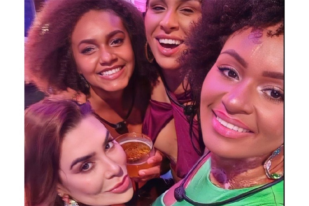 as comadres jessilane, linn da quebrada, naiara azevedo e natália posando juntas em festa do bbb22
