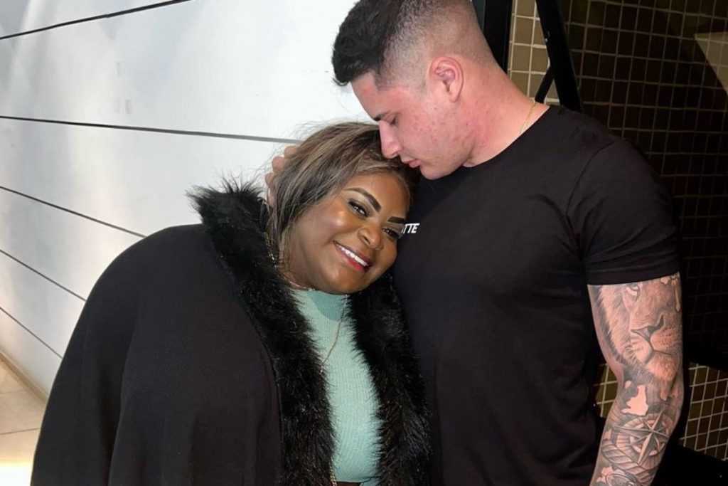 jojo todynho deitada de pé no maridão lucas souza