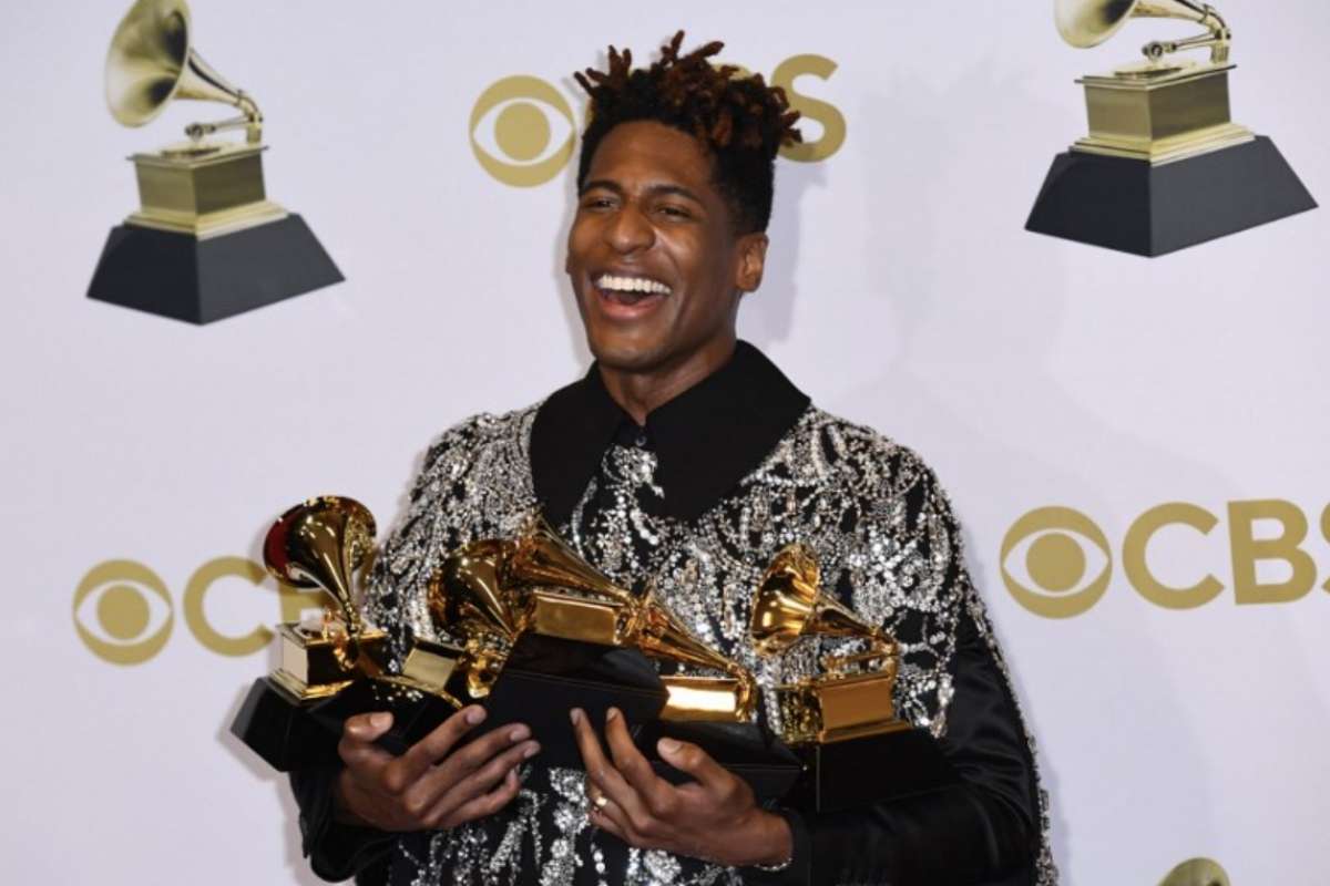 Além de Olivia Rodrigo, outro grande vencedor da 64ª edição do Grammy Awards foi Jon Batiste. Ele levou cinco gramofones para casa, entre eles, o de Melhor Álbum.