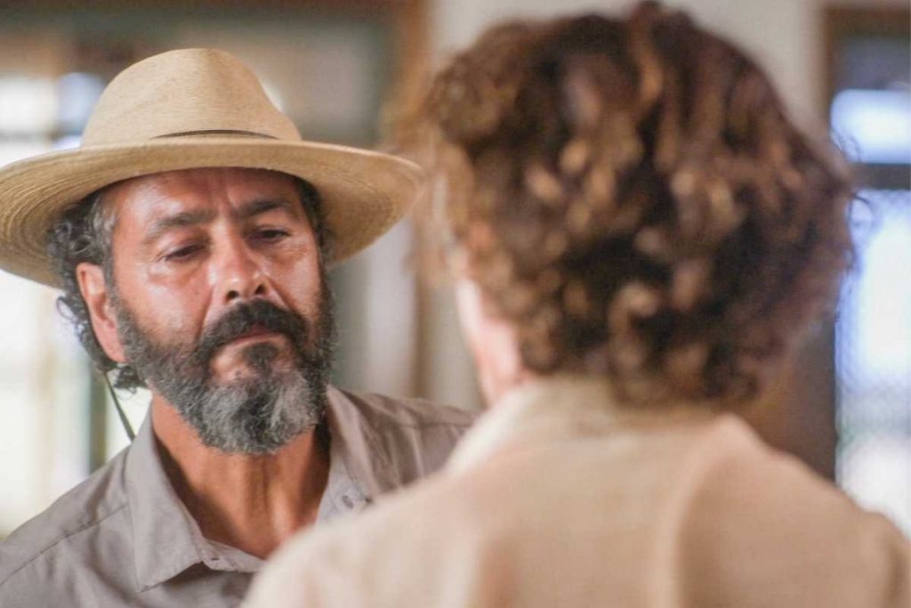 José Leôncio (Marcos Palmeira) se reencontrando com Jove (Jesuíta Barbosa)