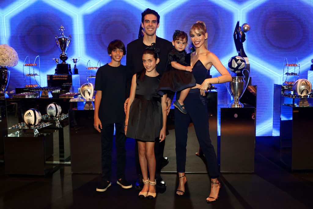 Kaká com a esposa Carol Dias e os filhos Luca, Isabella e Esther
