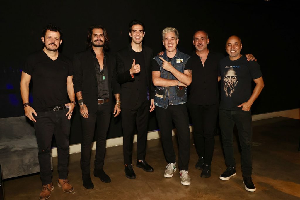Kaká ao lado da banda Jota Quest