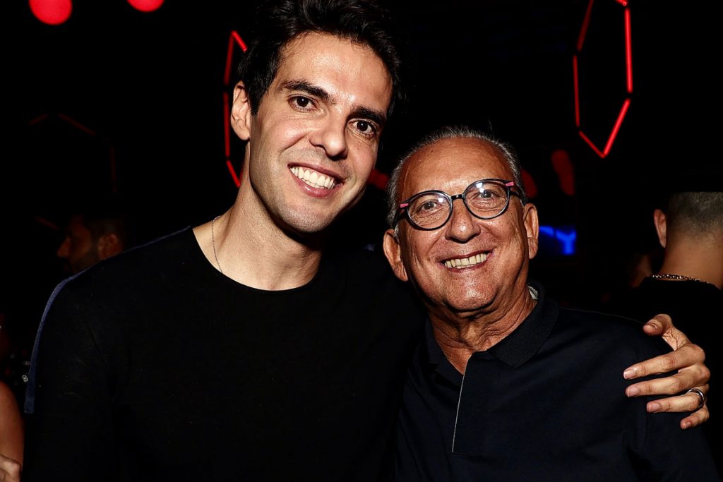 Kaká posou ao lado de Galvão Bueno