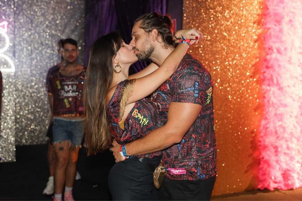 kamilla salgado e eliéser ambrósio se beijando em camarote bar brahma