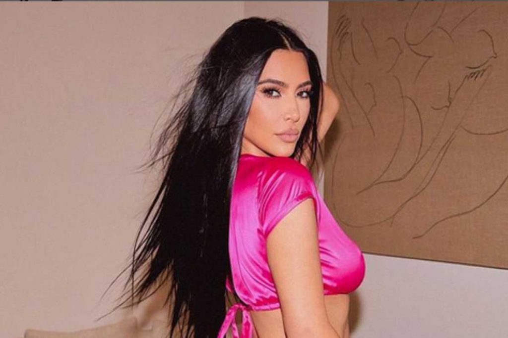 Kim Kardashian de babydoll rosa