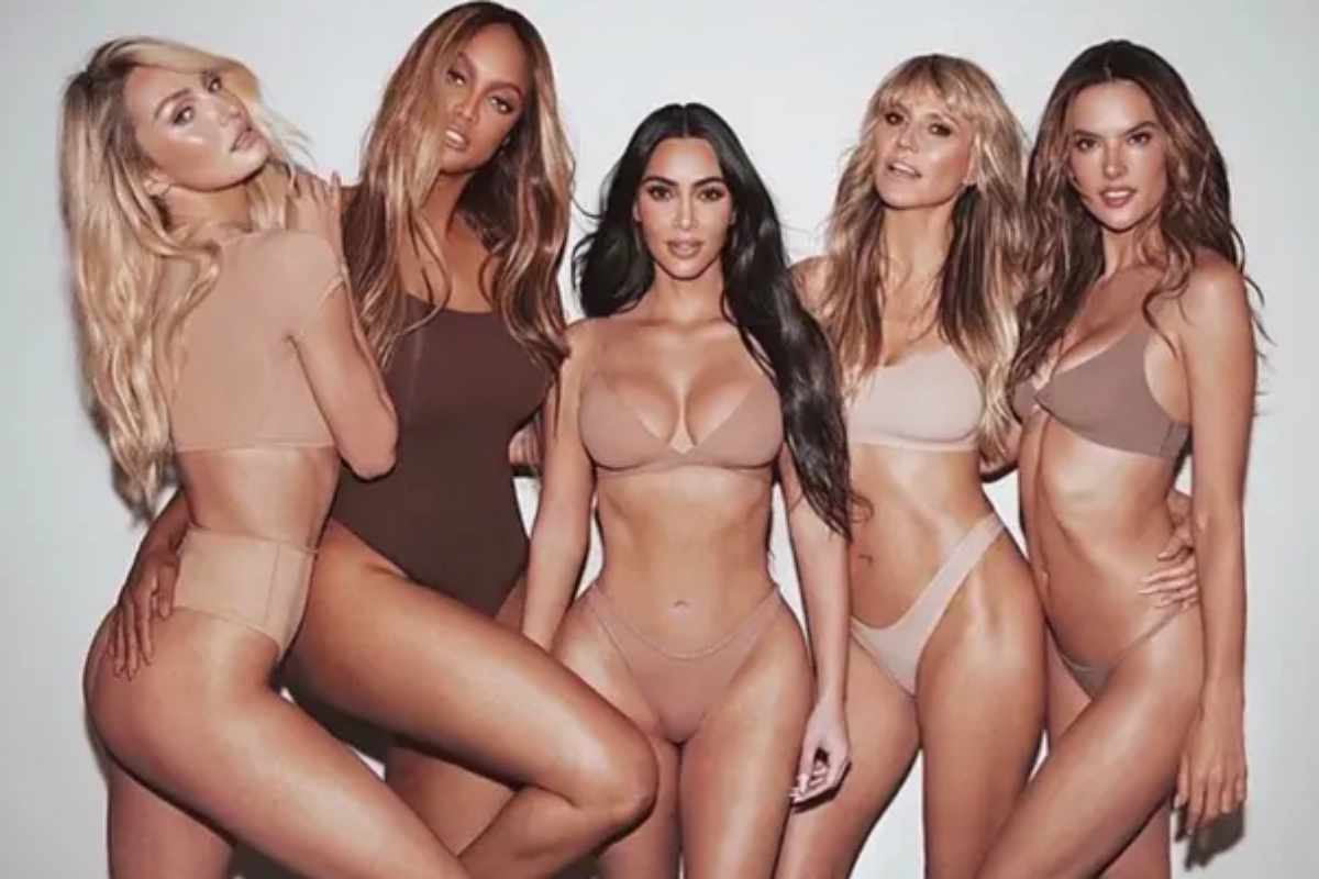 Kim Kardashian posa com Tyra Banks, Alessandra Ambrosio, Heidi Klum, Candice Swanepoel
