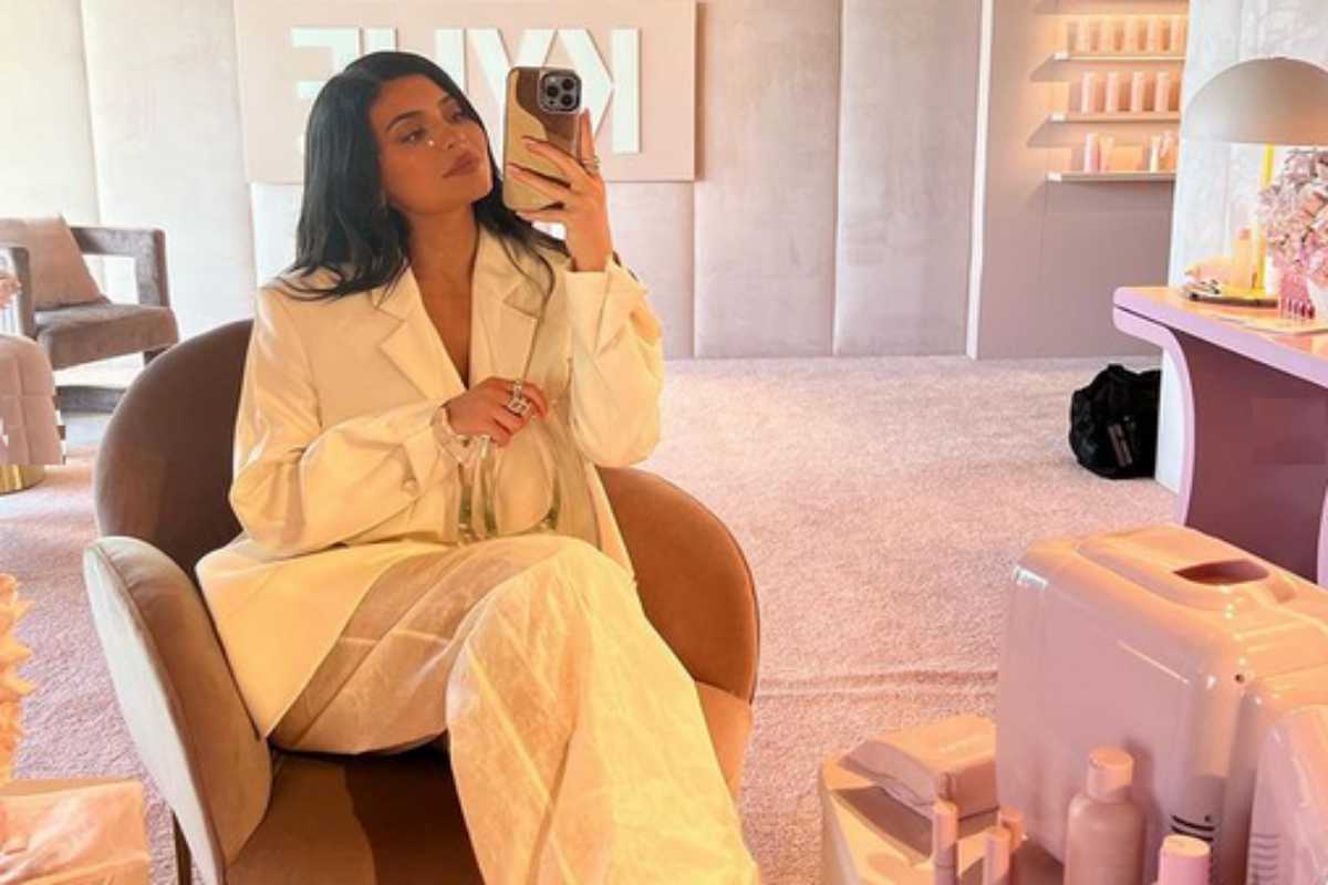 Kylie Jenner faz selfie na Kylie Cosmetics