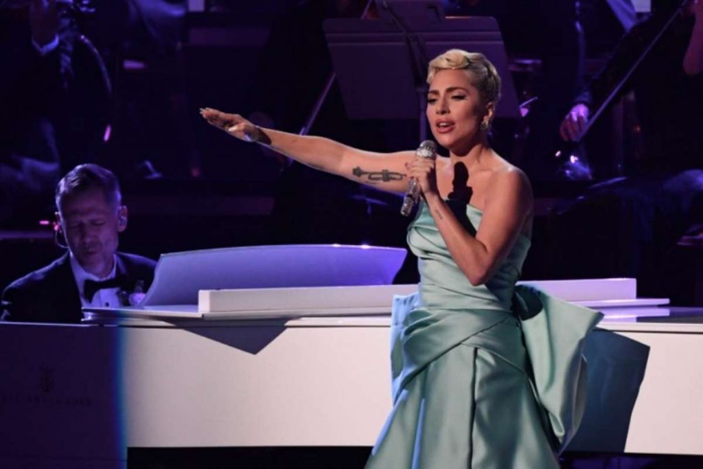 Lady Gaga se emociona em homenagem no Grammy