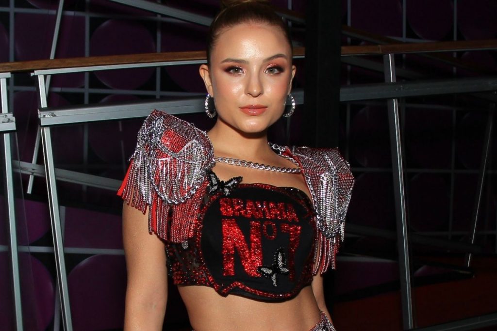 Larissa Manoela arrasa no look para curtir desfiles do Carnaval