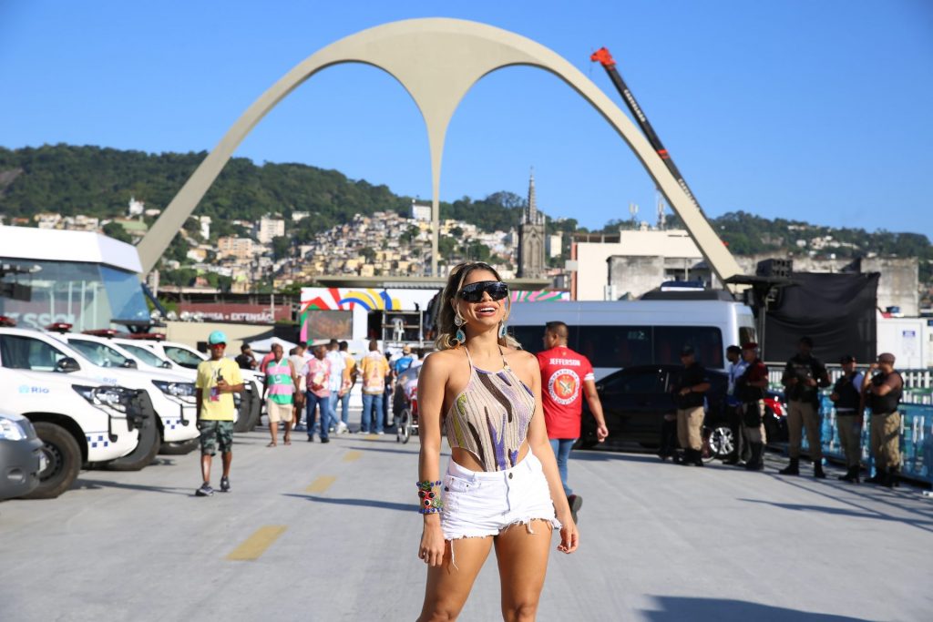 Lexa posando para foto em Apuração na Sapucaí