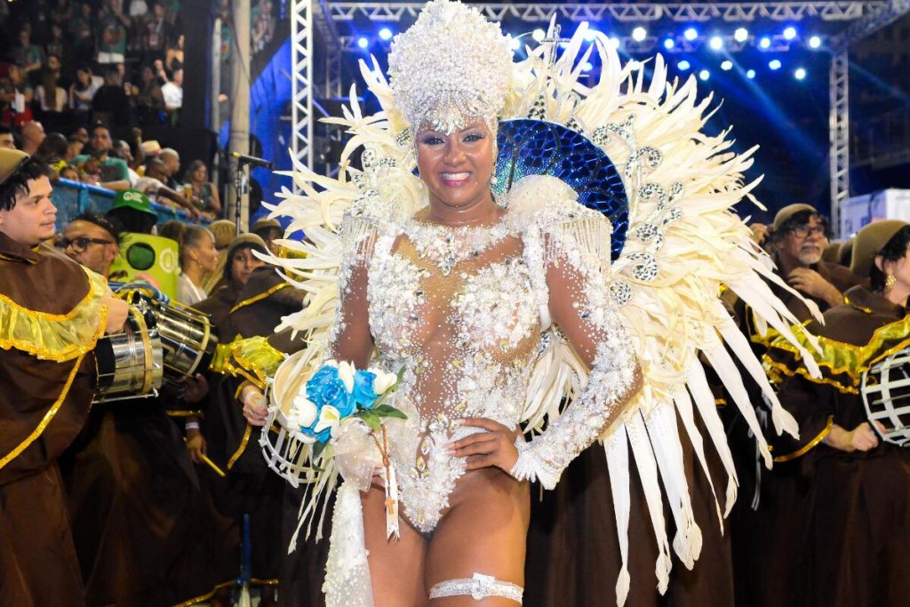 Lilian Tudão, rainha da bateria da Unidos da Ponte