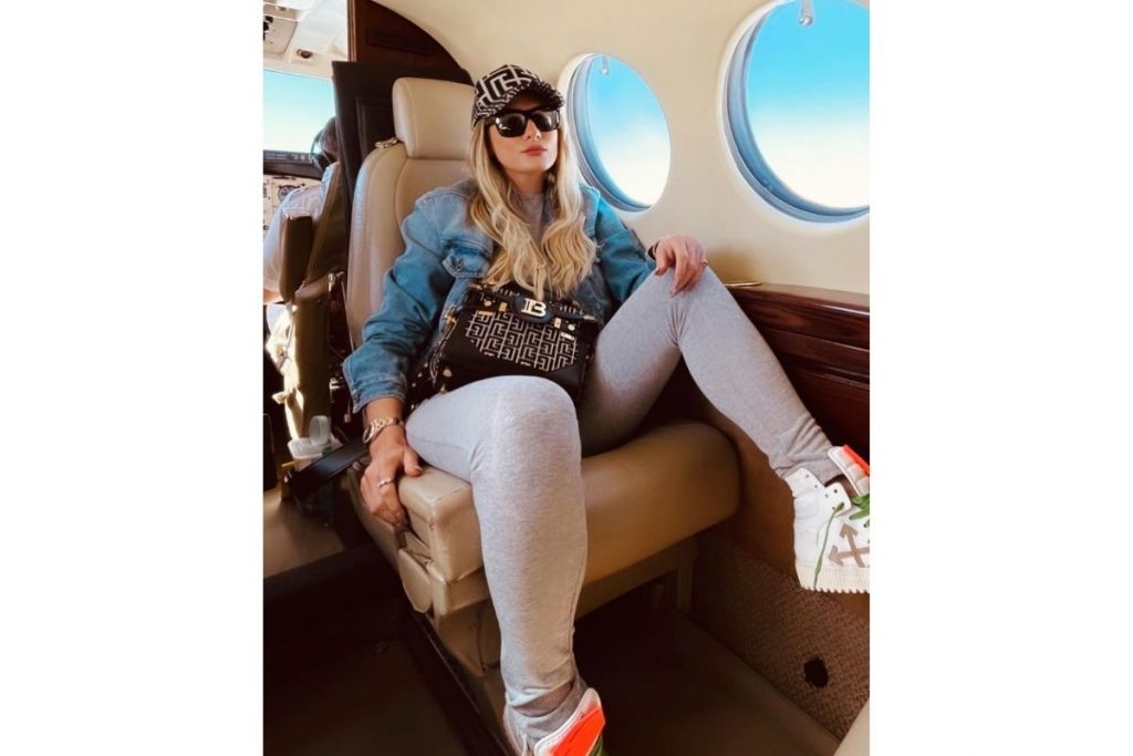 Lívia Andrade em viagem luxuosa de avião