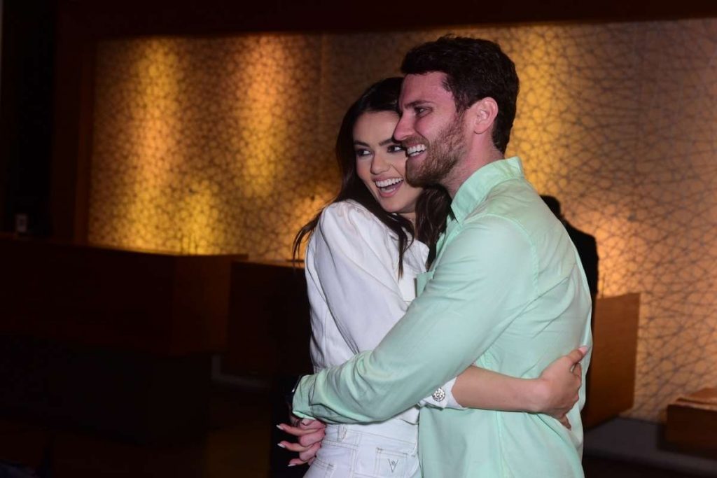 Eslovênia se emocionou ao reencontrar o namorado. Eles ficaram alguns minutos se abraçando, enquanto alguns fotógrafos registravam o momento. Foto: Leo Franco/AgNews