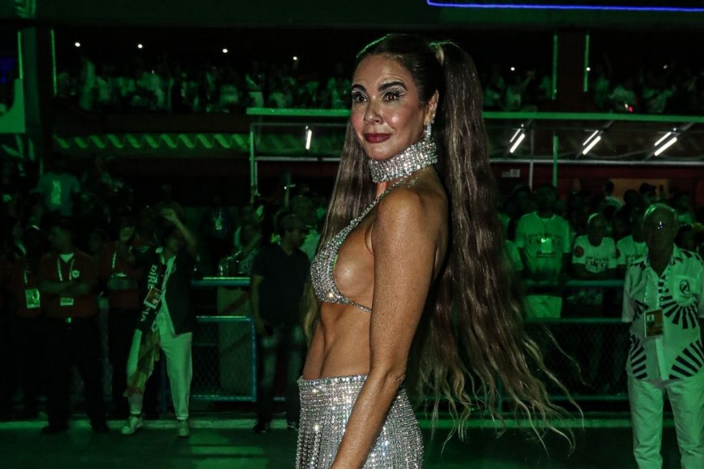 Luciana Gimenez curte Carnaval com look ousado