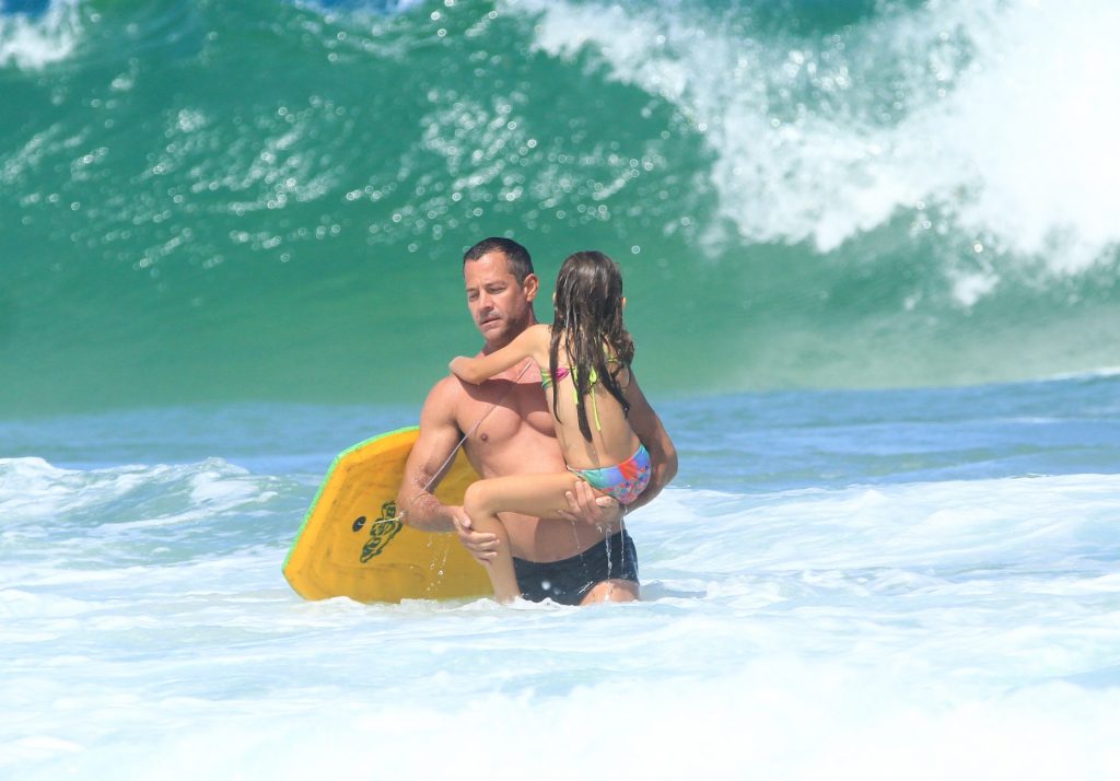 Malvino Salvador aproveita dia de sol em praia do RJ com a família