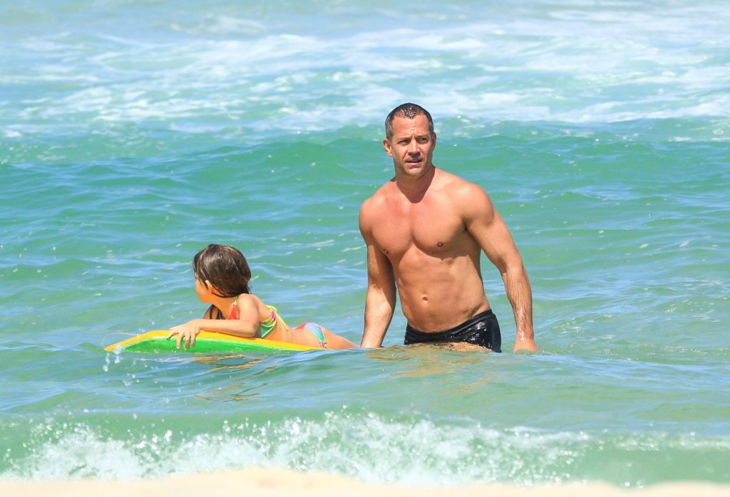 Malvino Salvador aproveita dia de sol em praia do RJ com a família