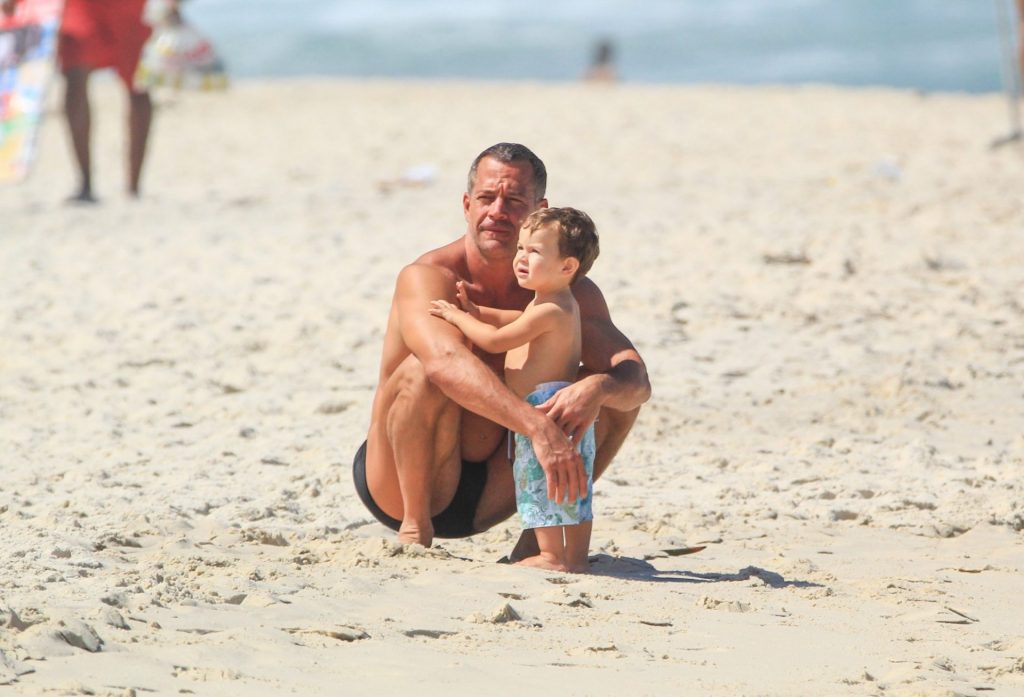 Malvino Salvador aproveita dia de sol em praia do RJ com a família