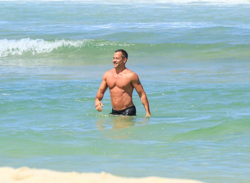 Malvino Salvador se refresca no mar da Praia da Barra da Tijuca, no RJ
