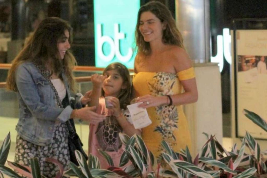 Mariana com a irmã e Sofia em passeio por shopping carioca