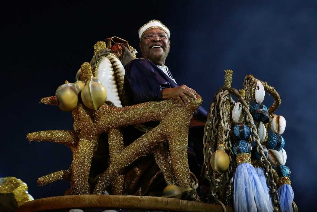 martinho da vila desfilando pela unidos de vila isabel