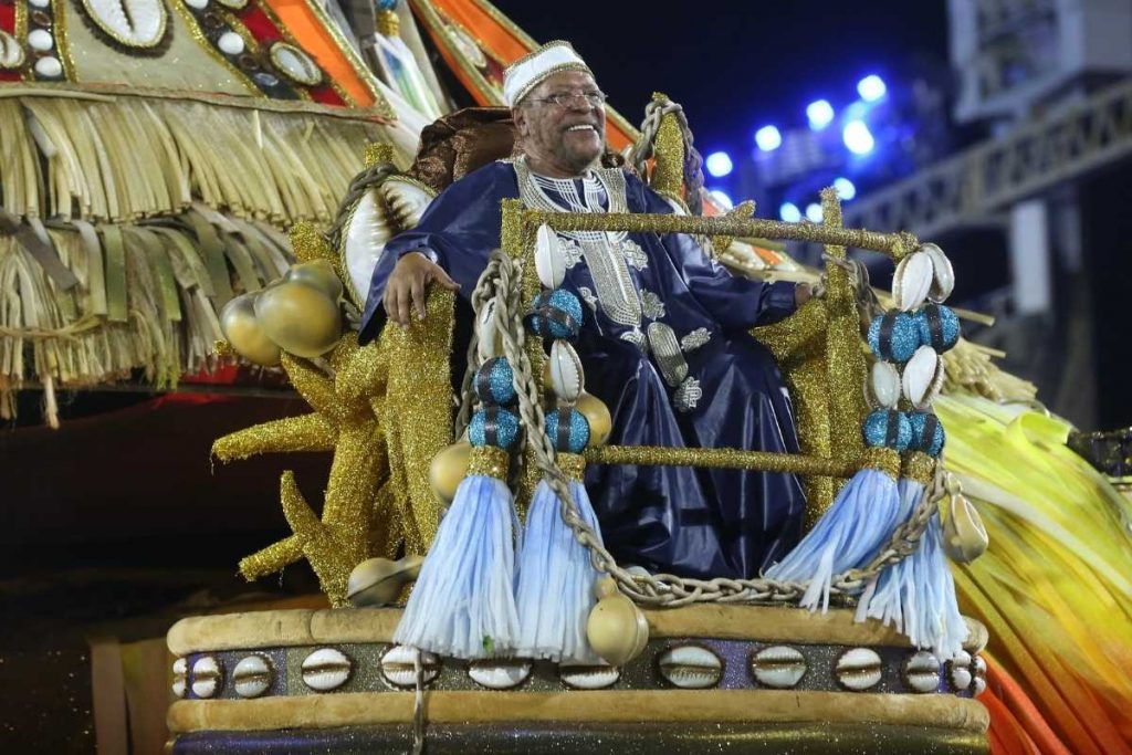 martinho da vila desfilando pela unidos de vila isabel