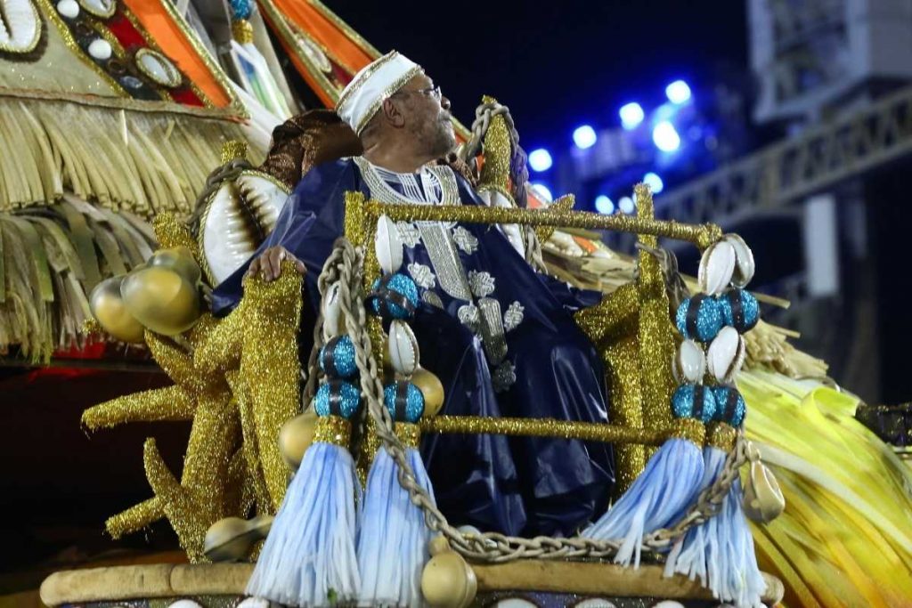 martinho da vila desfilando pela unidos de vila isabel