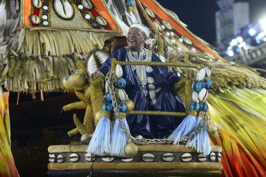 martinho da vila desfilando pela unidos de vila isabel