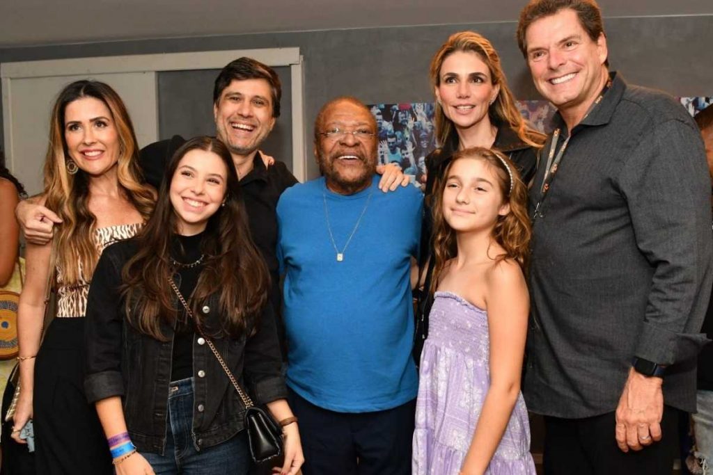 Martinho da Vila com amigos nos bastidores do show Unidos e Misturados