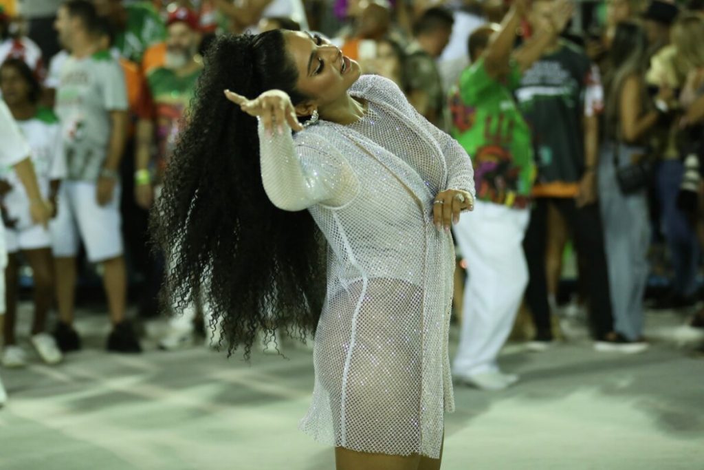 Mileide Mihaile de boby branco no ensaio da Grande Rio na Sapucaí