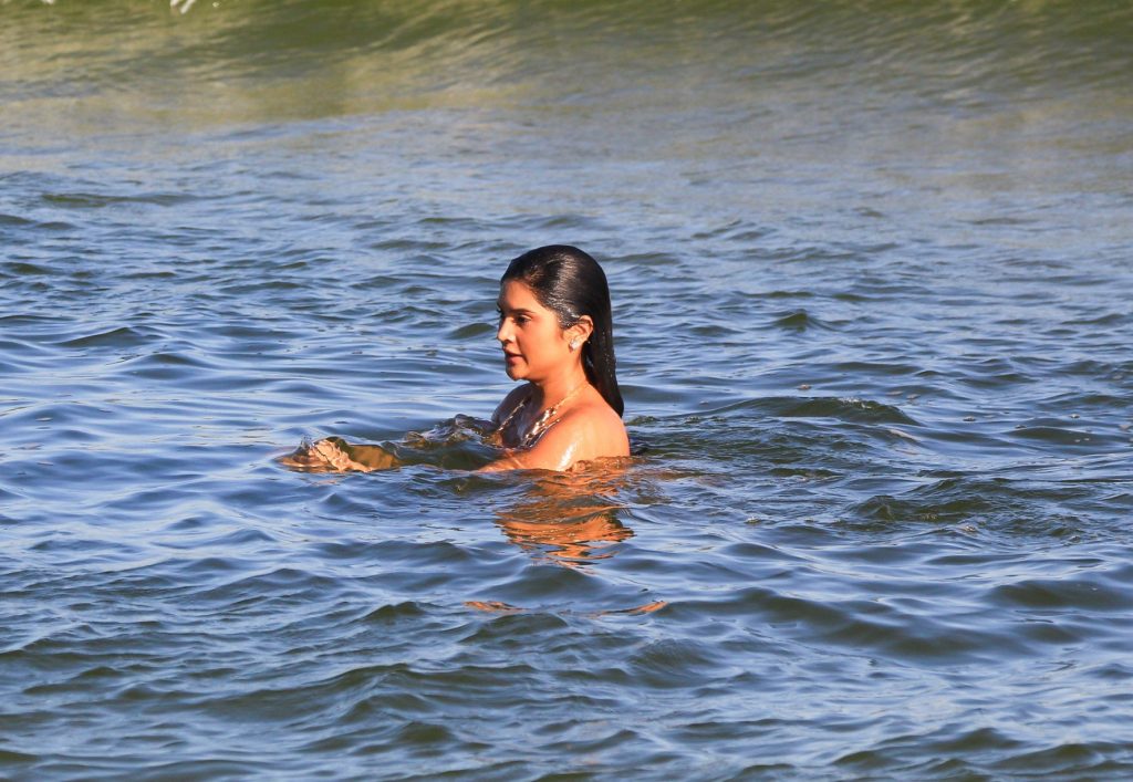 Mileide Mihaile se refresca no mar de praia no Rio de Janeiro