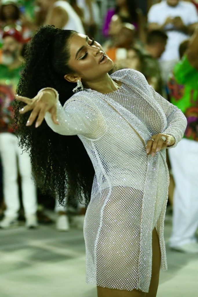 Mileide Mihaile de boby branco no ensaio da Grande Rio na Sapucaí