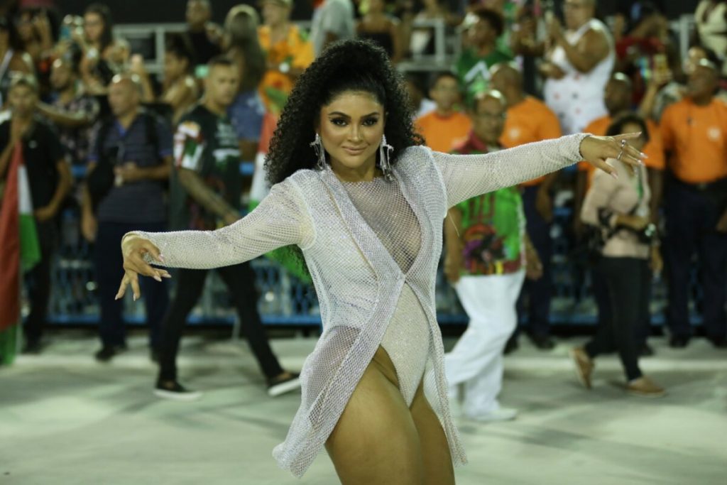 Mileide Mihaile de boby branco no ensaio da Grande Rio na Sapucaí