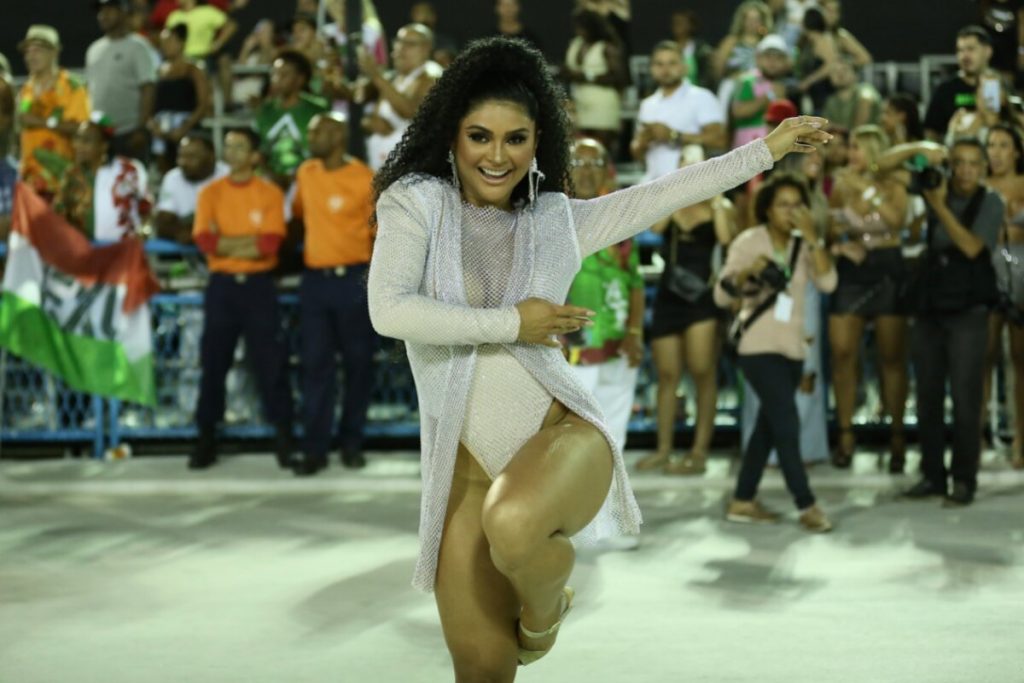 Mileide Mihaile de boby branco no ensaio da Grande Rio na Sapucaí
