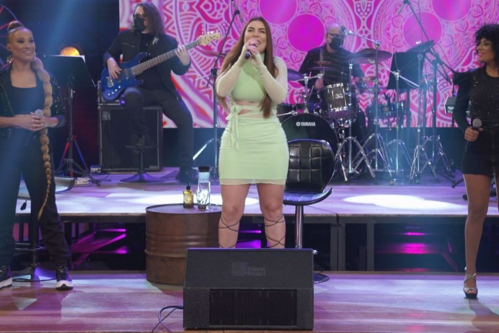 Naiara Azevedo cantando no Altas Horas
