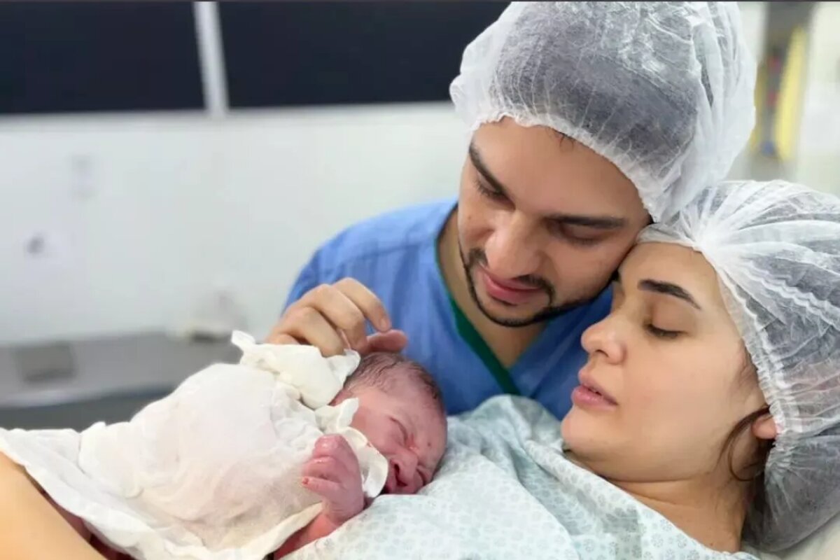 Diogo Mussi, a mulher, Bruna, e o bebê, Luca, na maternidade