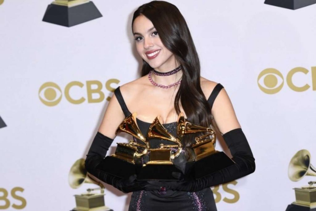 Grammy Olivia Rodrigo derruba e quebra troféu