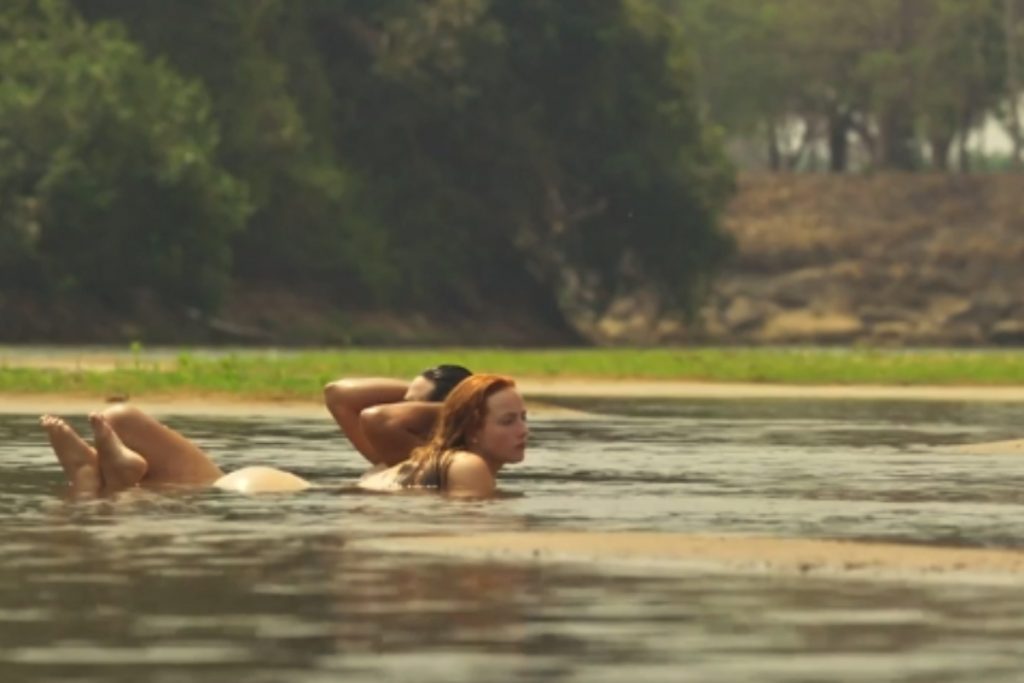 Irma e Zé Leôncio após transarem no rio em Pantanal 