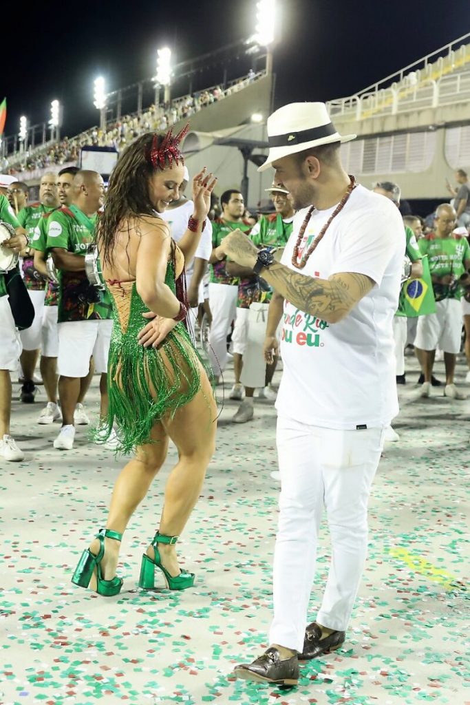 Diogo Nogueira sambando com Paolla na Sapucaí