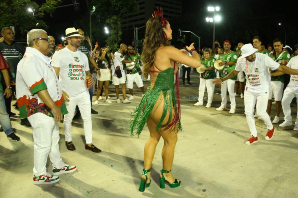 Paolla Oliveira no ensaio da Sapucaí