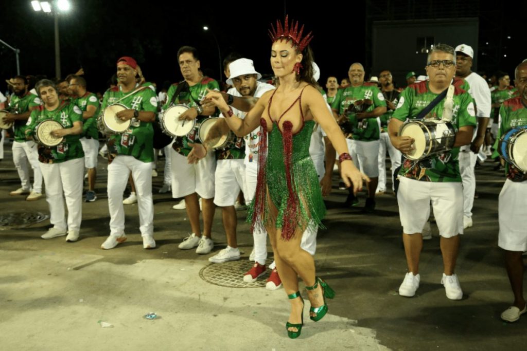 Paolla Oliveira no ensaio da Sapucaí
